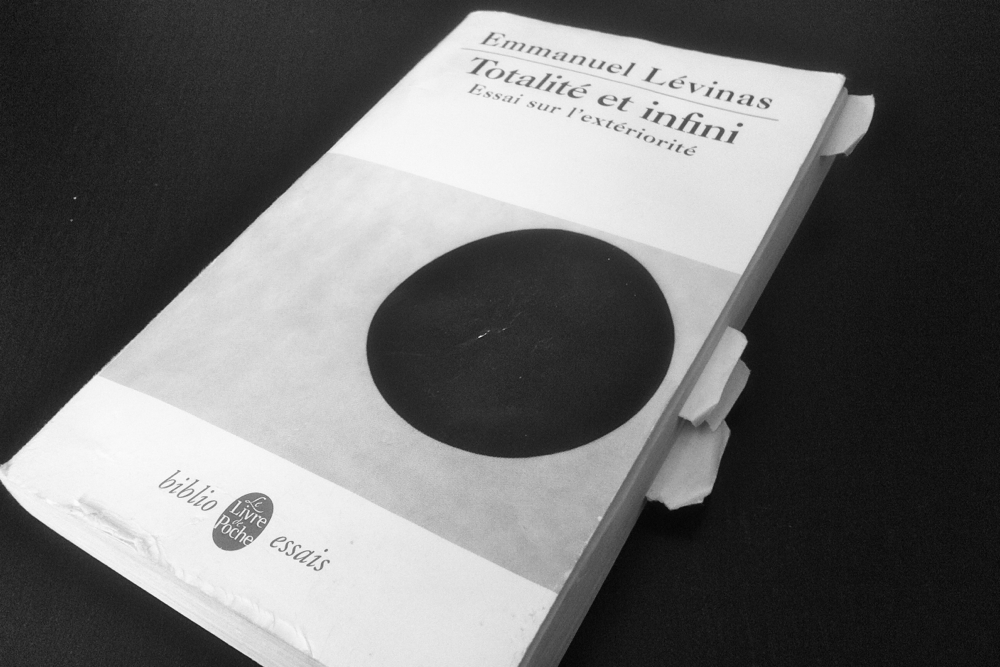 "Totalité et Infini", d'Emmanuel Lévinas dans son édition de poche de 2006, illustré par le "Cercle noir" de Kasimir Malevitch.